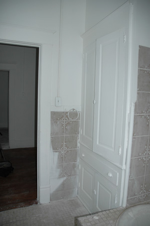 Linen closet before Linen closet before